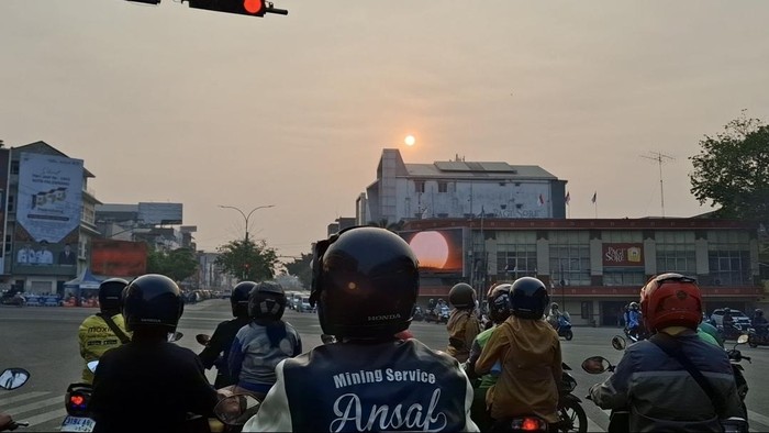 Kabut asap masih terpantau di Palembang.