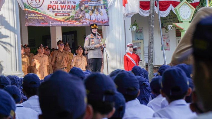 Kapolres Bojonegoro AKBP Yenni Diarty  saat kunjungan ke SMPN 5 Bojonegoro