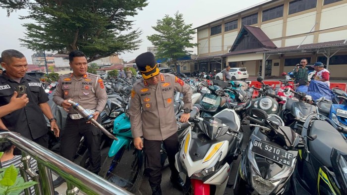 Kapolresta Jambi Kombes Ananto saat mengecek 150 motor yang diamankan.