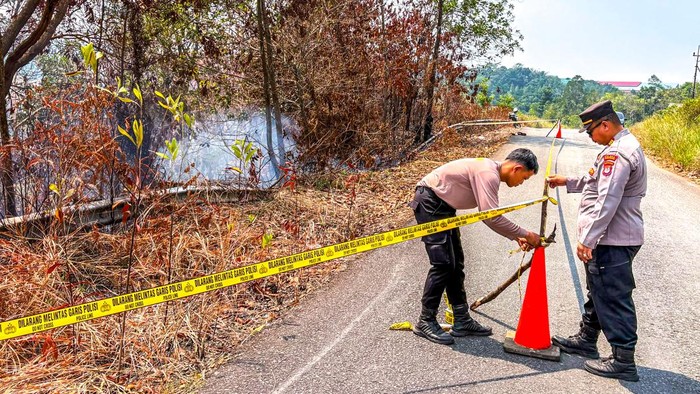 Kapolsek Tarakan Timur AKP Muhdar  pimpin pemasangan police line di kawasan jalan akses depan gedung baru Universitas Borneo Tarakan (UBT).