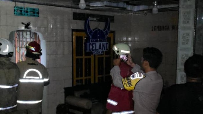 Petugas Damkar Kota Semarang saat memadamkan rumah kebakaran di Kelurahan Mangkang Kulon, Kecamatan Tugu, Senin (24/8/2026) dini hari.