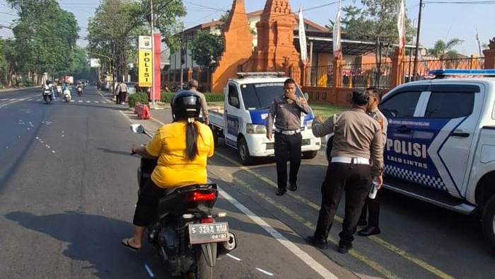 Lokasi kecelakaan karambol motor di Mojokerto yang tewaskan kurir paket