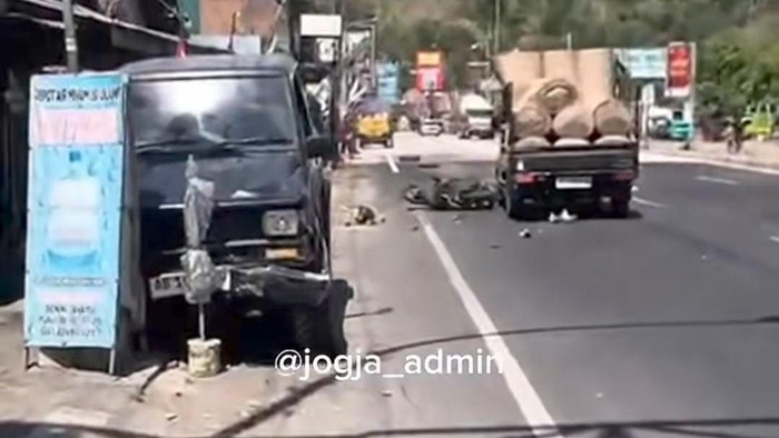 Kecelakaan beruntun di Piyungan, Bantul, Senin (24/8/2026)