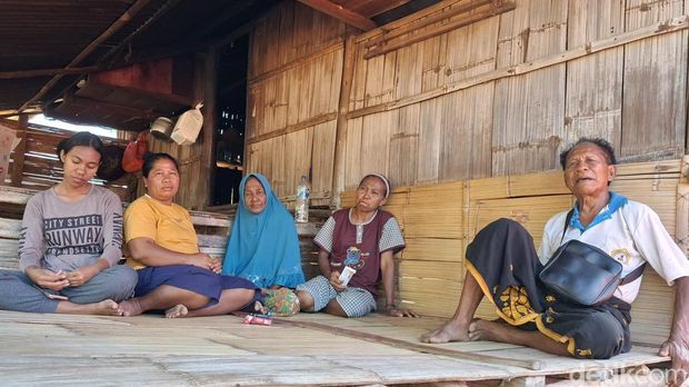 Keluarga nelayan Marsianus Mana dan Wilhelmus Tupa saat berbincang-bincang dengan detikBali di Desa Nggolonio, Kecamatan Aesesa, Nagekeo, NTT, Minggu (23/8/2026). (Yufengki Bria/detikBali). Keluarga nelayan Marsianus Mana dan Wilhelmus Tupa saat berbincang-bincang dengan detikBali di Desa Nggolonio, Kecamatan Aesesa, Nagekeo, NTT, Minggu (23/8/2026). (Yufengki Bria/detikBali).