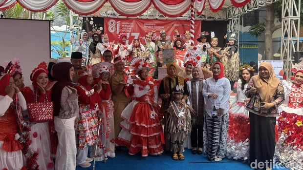Kelurahan Kemanggisan Jakbar menggelar lomba peragaan busana (fashion show) yang menampilkan busana-busana yang dibuat dari sampah daur ulang. (Adhfar AS/detikcom)