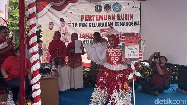 Kelurahan Kemanggisan Jakbar menggelar lomba peragaan busana (fashion show) yang menampilkan busana-busana yang dibuat dari sampah daur ulang. (Adhfar AS/detikcom)