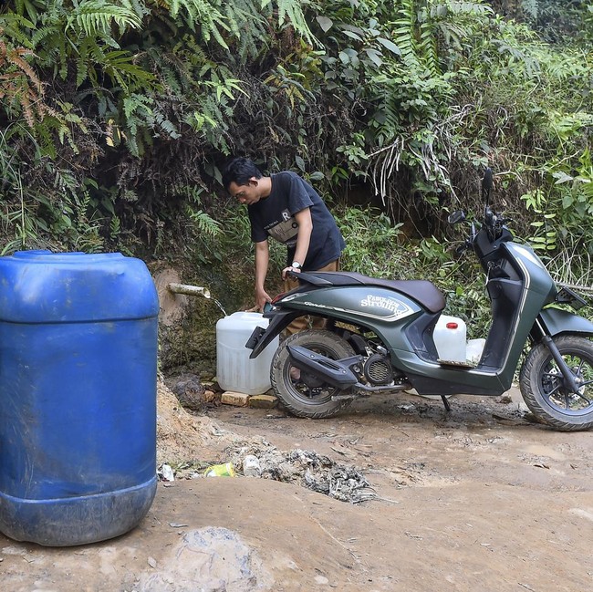 Kemarau Melanda, Warga Jambi Berburu Air hingga ke Kebun Sawit