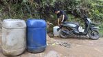 Kemarau Melanda, Warga Jambi Berburu Air hingga ke Kebun Sawit