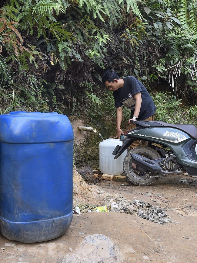 Kemarau Melanda, Warga Jambi Berburu Air hingga ke Kebun Sawit