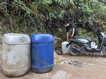 Kemarau Melanda, Warga Jambi Berburu Air hingga ke Kebun Sawit