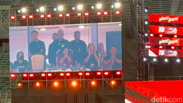 Ketum PDIP Megawati Soekarnoputri menonton langsung piala Soekarno Cup di GBT Surabaya. Ketum PDIP Megawati Soekarnoputri menonton langsung piala Soekarno Cup di GBT Surabaya.
