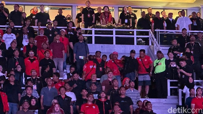 Ketum PDIP Megawati Soekarnoputri menonton langsung piala Soekarno Cup di GBT Surabaya.