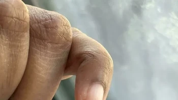 Ujung kuku pada jari ini terlihat seperti terbagi menjadi dua lapisan atau bagian. Detail kecil yang mungkin baru disadari ketika dilihat dari dekat. Foto: via Boredpanda