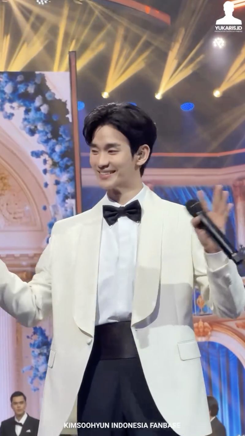 Kim Soo Hyun tampil di Jakarta untuk perayaan ulang tahun salah satu stasiun televisi Indonesia. Kim Soo Hyun tampil di Jakarta untuk perayaan ulang tahun salah satu stasiun televisi Indonesia.