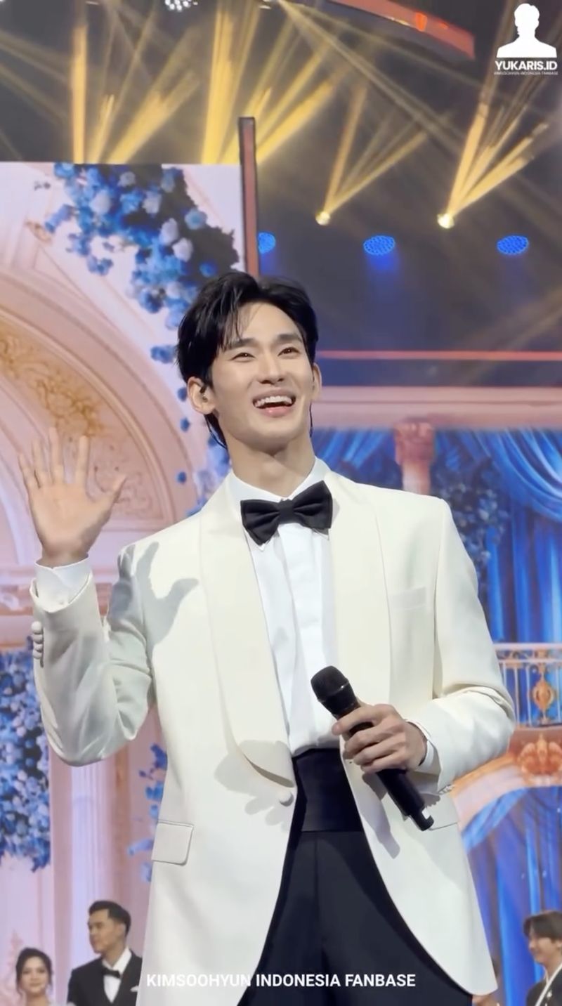 Kim Soo Hyun tampil di Jakarta untuk perayaan ulang tahun salah satu stasiun televisi Indonesia. Kim Soo Hyun tampil di Jakarta untuk perayaan ulang tahun salah satu stasiun televisi Indonesia.