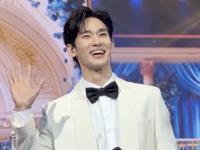 Kim Soo Hyun tampil di Jakarta untuk perayaan ulang tahun salah satu stasiun televisi Indonesia.