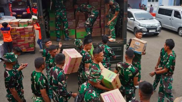 Kodam Jaya dengan menyalurkan bantuan kemanusiaan masyarakat yang terdampak gempa bumi di Nusa Tenggara Timur (NTT). (dok Kodam Jaya)
