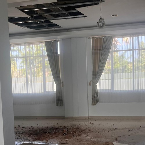 Kondisibagian dalam kantor DPRD Manggarai Barat yang rusak akibat diguncang gempa. (Foto: Dok. Maria Ignasia Dedy Djeha)