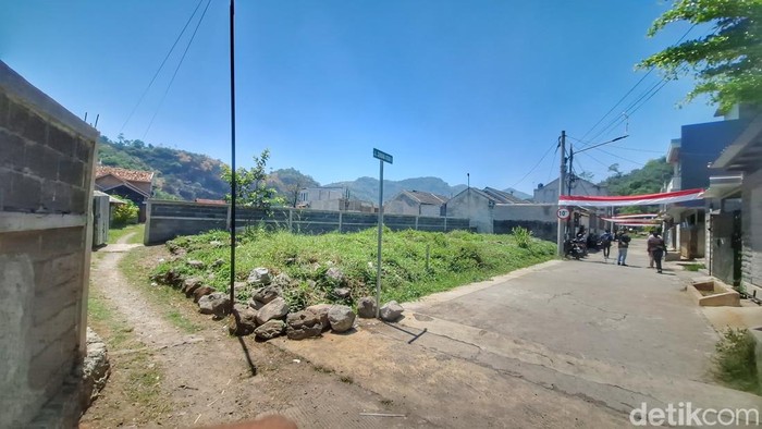 Kondisi pintu masuk dari area luar Komplek Grand Cendana Residen, Desa Wargaluyu, Kecamatan Arjasari, Kabupaten Bandung
