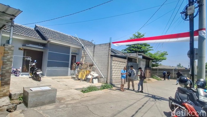 Kondisi tempat kejadian perkara (TKP) bocah sembilan tahun diserang anjing Pitbull di Komplek Grand Cendana Residen, Desa Wargaluyu, Kecamatan Arjasari, Kabupaten Bandung, Senin (24/8/2026)