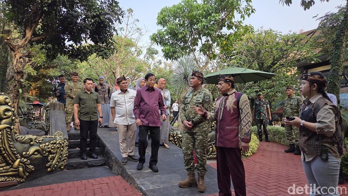 KSAL Laksamana Muhammad Ali dan Jenderal TNI Purn Agum Gumelar kunjungi Kraton Majapahit. Hendropriyono pimpin tur sejarah.