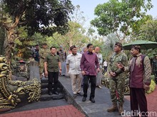 Hendropriyono Jamu KSAL dan Agum Gumelar di Kraton Majapahit