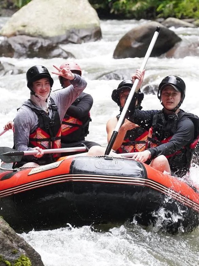 Life After Breakup? Lee Jong Suk Pacu Adrenalin hingga Santai di Bali