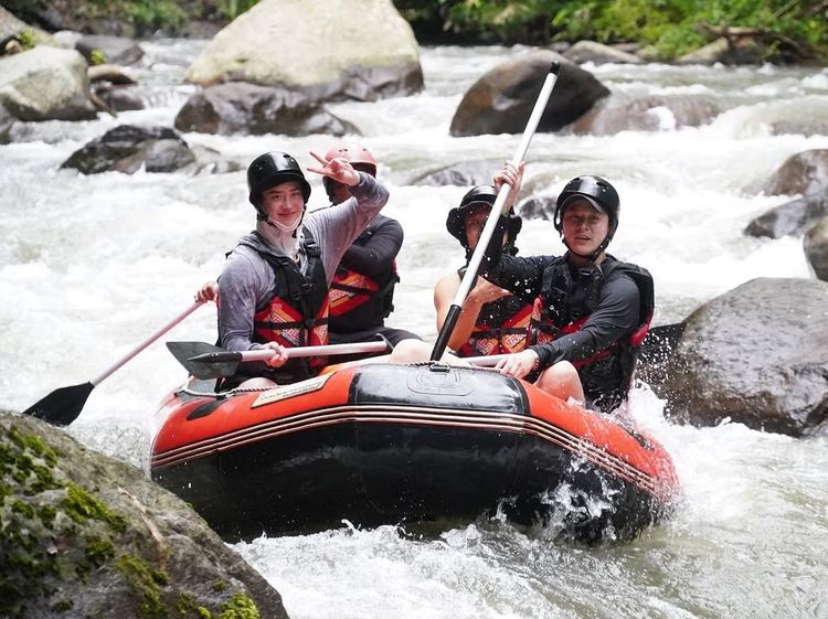 Life After Breakup? Lee Jong Suk Pacu Adrenalin hingga Santai di Bali