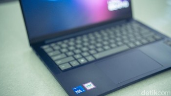 Fiturnya ada Backlit keyboard, touchpad, tombol Copilot, webcam FHD dengan privacy shutter, stereo speaker 2W x 2, Dolby Audio dan Lenovo Smart Connect. Foto: Muhammad Azzam/detikFoto