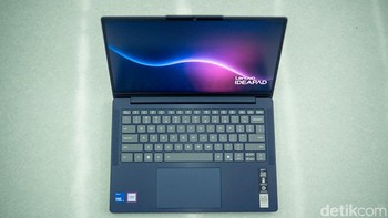Laptop ini hadir untuk memenuhi kebutuhan pekerja dan mahasiswa yang mencari laptop AI dengan harga terjangkau, mulai dari Rp 11 jutaan. Di pasaran, laptop dengan NPU terintegrasi biasanya dibanderol dengan harga Rp 15 jutaan ke atas. Foto: Muhammad Azzam/detikFoto