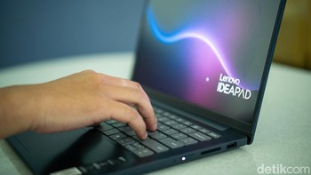 Laptop ini juga dilengkapi pilihan port yang lengkap sehingga tidak perlu membawa dongle tambahan ke mana-mana. Lenovo menyediakan port USB-C, USB-A, HDMI, SD card reader, dan audio jack 3,5mm. Foto: Muhammad Azzam/detikFoto