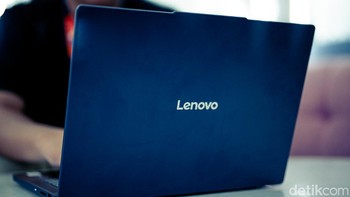 Lenovo IdeaPad Slim 3i hadir dengan desain stylish yang thin and light. Laptop ini memiliki bobot 1,39 kg dengan ketebalan 16,9-17,9 mm, yang menjadikannya cocok untuk pekerja dan mahasiswa dengan mobilitas tinggi. Laptop ini tersedia dalam pilihan warna Cosmic Blue, Luna Grey, dan Breeze Moss. Foto: Muhammad Azzam/detikFoto