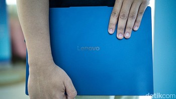 Meski tipis dan ringan, Lenovo IdeaPad Slim 3i tetap kokoh berkat sertifikasi standar militer MIL-STD-810H yang tangguh untuk penggunaan sehari-hari. Laptop ini juga menggunakan 30% material daur ulang. Foto: Muhammad Azzam/detikFoto