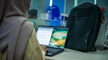 Berbagai situasi kampus dan kantor bisa dihadapi Lenovo IdeaPad Slim 3i dengan baterai yang tahan seharian dan bisa multitasking tanpa lemot. Selain itu, prosesor Intel® Core™ Series 3 dengan NPU terintegrasi membantu menghadirkan pengalaman AI on-device yang lebih responsif yang membantu pembuatan konten, kolaborasi, dan multitasking sehari-hari. Foto: Muhammad Azzam/detikFoto