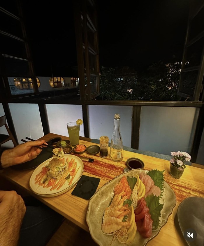 Liburan Sambil Kulineran, Ratu Felisha Cicip Sashimi di Bali hingga Ramen Jepang