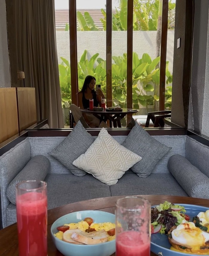 Liburan Sambil Kulineran, Ratu Felisha Cicip Sashimi di Bali hingga Ramen Jepang