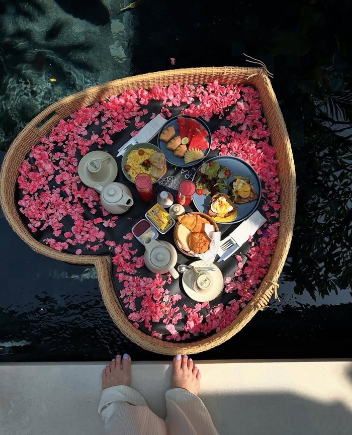 Liburan Sambil Kulineran, Ratu Felisha Cicip Sashimi di Bali hingga Ramen Jepang
