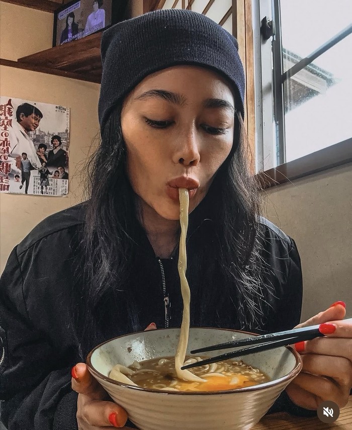 Liburan Sambil Kulineran, Ratu Felisha Cicip Sashimi di Bali hingga Ramen Jepang