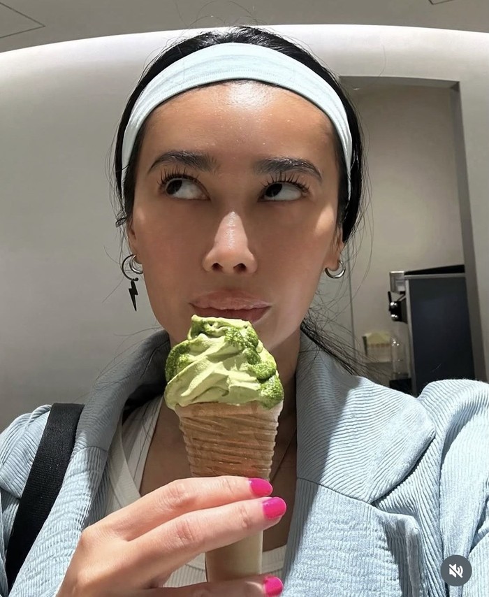 Liburan Sambil Kulineran, Ratu Felisha Cicip Sashimi di Bali hingga Ramen Jepang