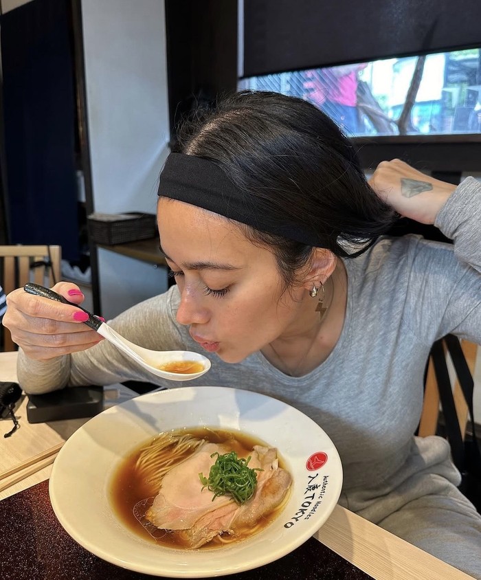 Liburan Sambil Kulineran, Ratu Felisha Cicip Sashimi di Bali hingga Ramen Jepang