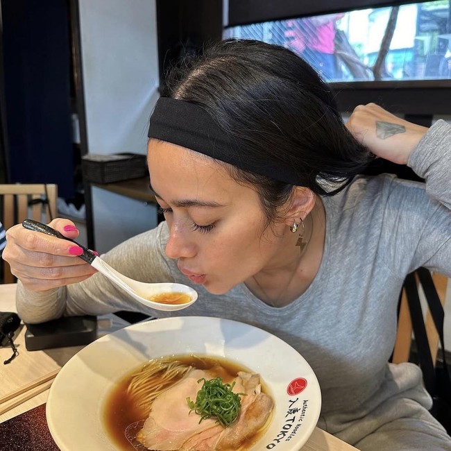 Liburan Sambil Kulineran, Ratu Felisha Cicip Sashimi di Bali hingga Ramen Jepang