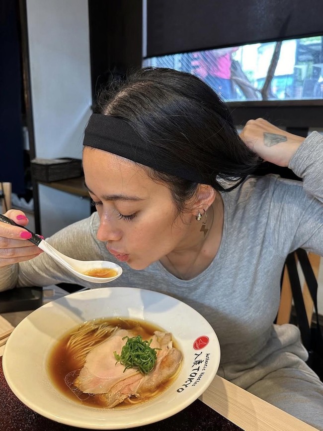 Liburan Sambil Kulineran, Ratu Felisha Cicip Sashimi di Bali hingga Ramen Jepang