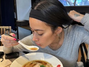 Liburan Sambil Kulineran, Ratu Felisha Cicip Sashimi di Bali hingga Ramen Jepang