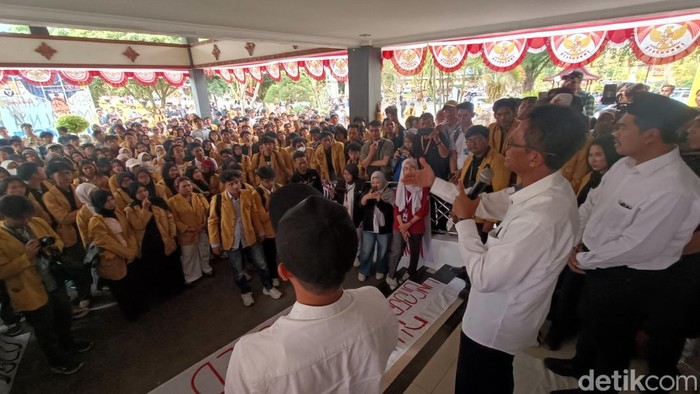 Sejumlah mahasiswa menggelar aksi di halaman gedung rektorat Unsoed Purwokerto, Senin (24/8/2026) sore.