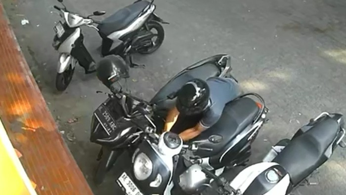 Maling gondol motor karyawan resto sushi di Surabaya