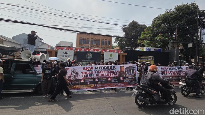 Massa minta hakim PN Jaksel tolak gugatan praperadilan Febrie Adriansyah (Taufiq Syarifudin/detikcom)