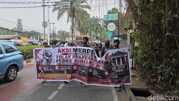Massa minta hakim PN Jaksel tolak gugatan praperadilan Febrie Adriansyah (Taufiq Syarifudin/detikcom)