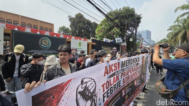 Massa minta hakim PN Jaksel tolak gugatan praperadilan Febrie Adriansyah (Taufiq Syarifudin/detikcom)