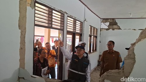 Mendikdasmen Abdul Muti saat meninjau SDK Rowa, Kecamatan Boawae, Kabupaten Nagekeo, NTT, Senin (24/8/2026). (Foto: Yufengki Bria/detikBali)