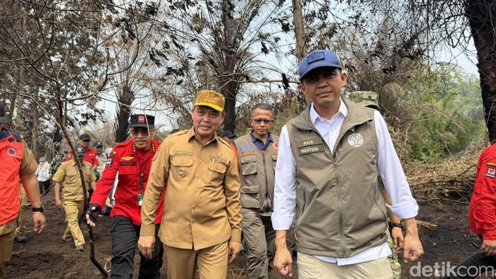 Menhut Raja Juli Antoni bersama Gubernur Kalbar Ria Norsan.